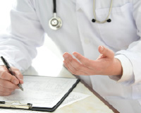 医師による診察と検査